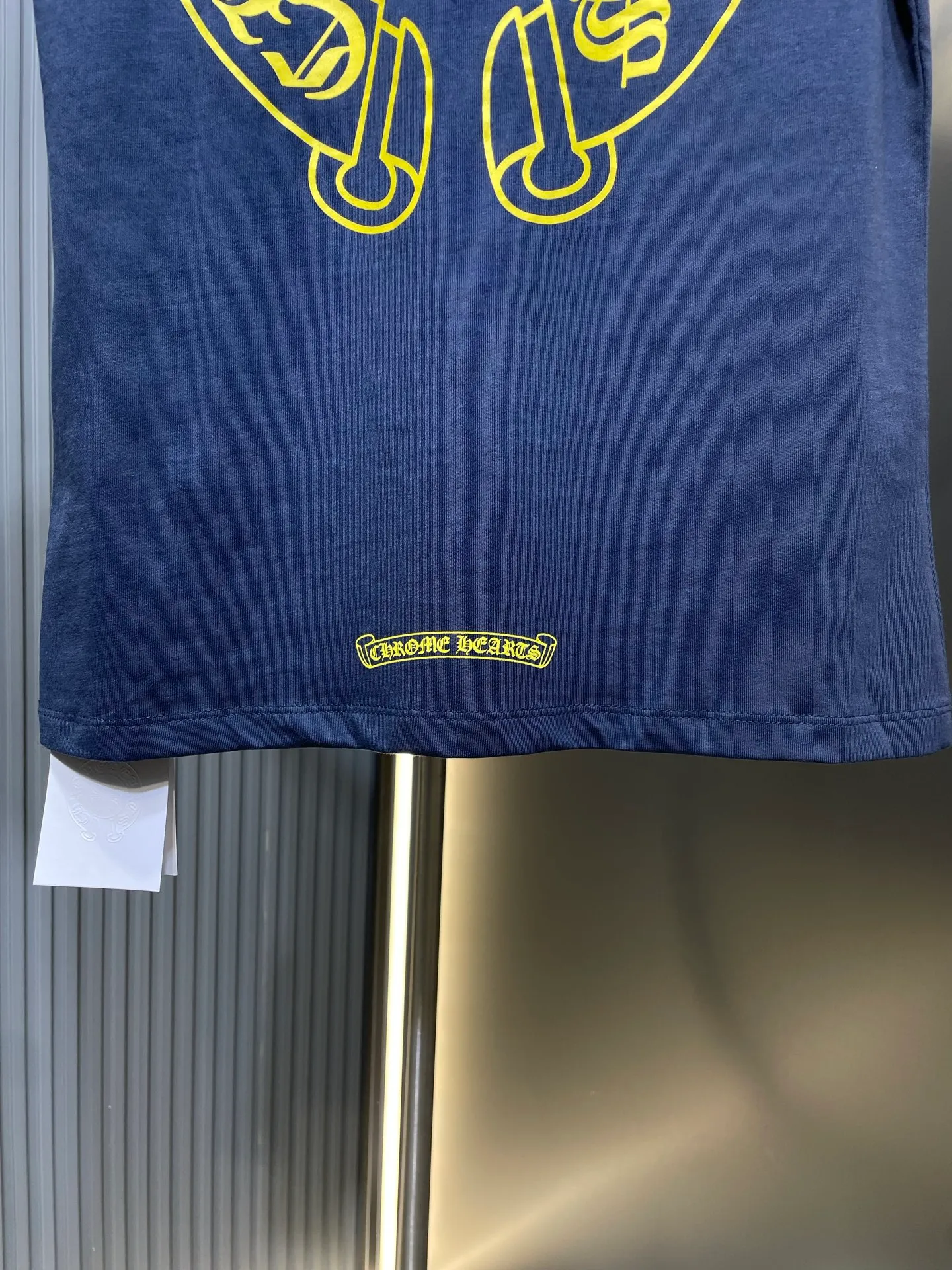 P240 Chrome Hearts 🌟[Top original order] Sanskrit color-blocked short-sleeved fabric: cotton fabric Process: printing production version: fit version Weight: about 140 grams Description: According to YB custom-dyed thread and large body fabric, the printing is hand-printed, contrasting color design The upper body effect is excellent, the overall routing is straight and delicate, the fabric is comfortable and soft, the color is consistent and there is no color difference, it can be matched with the same style to create a fashionable look, and can be used in various occasions, customized accessories, complete with three standards, the same style for men and women!  size：s m l